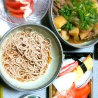 昨日の夕飯の鍋の残りからの肉じゃがと今日の昼飯の蕎麦の残りと半額寿司